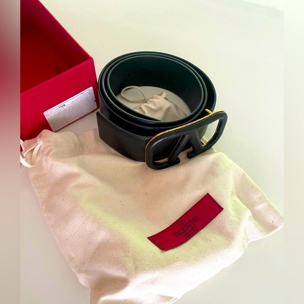 Authentic VALENTINO women belt. Black color.